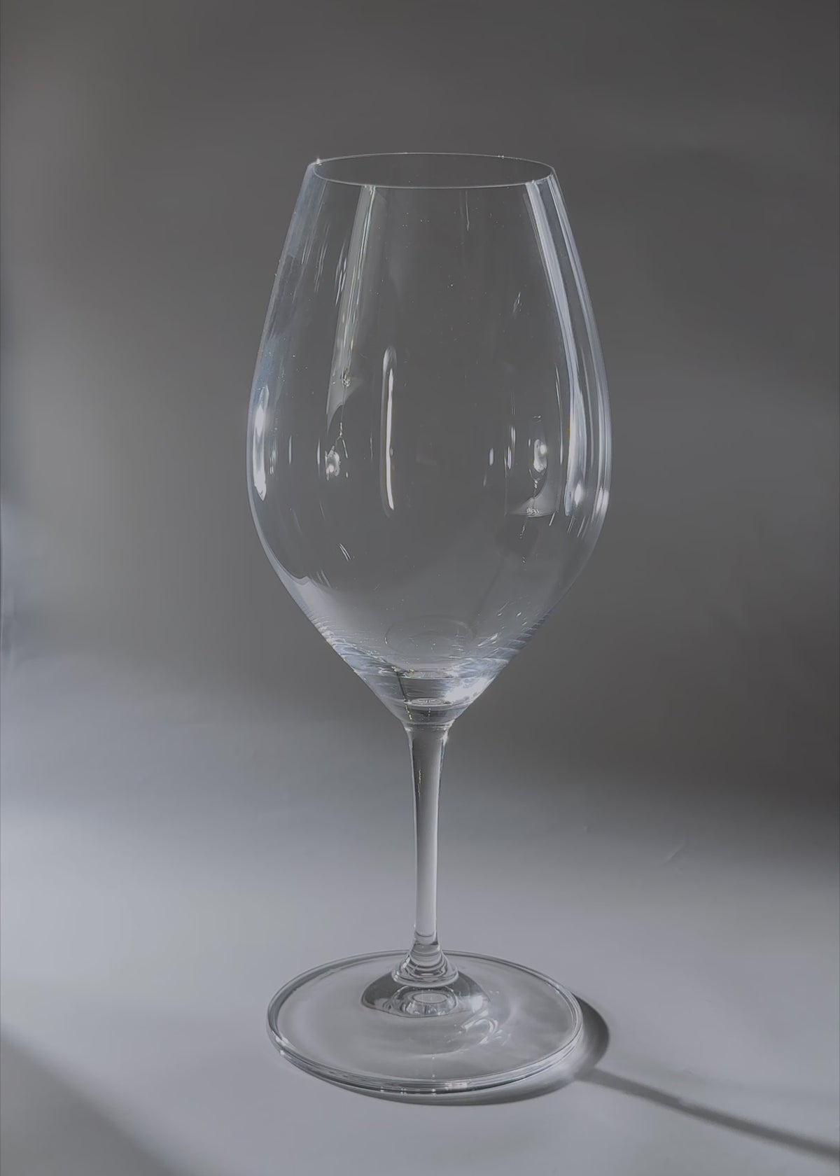 Cargar vídeo: Video de estudio de la copa Magnum Wine Friendly Riedel de 995 ml.