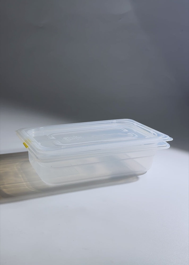 Video de estudio del inserto rectangular de polipropileno transparente con tapa.