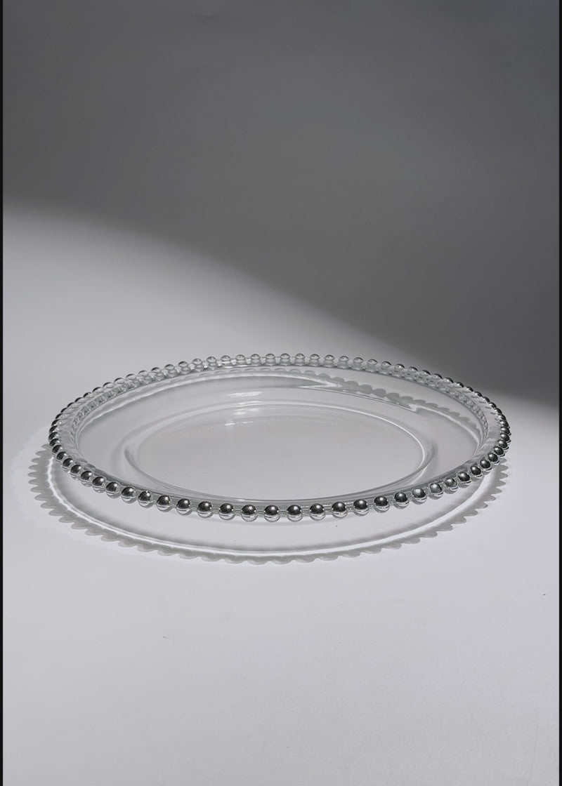 Video de Plato base de vidrio transparente con filo plata Perla Ø 21 cm para banquetes, hoteles, restaurantes, bodas y eventos