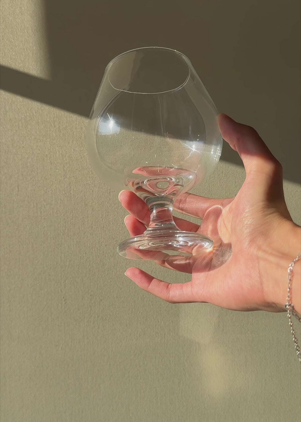 Cargar vídeo: Video en luz natural de la copa Imperio de cristal transparente con tallo corto.