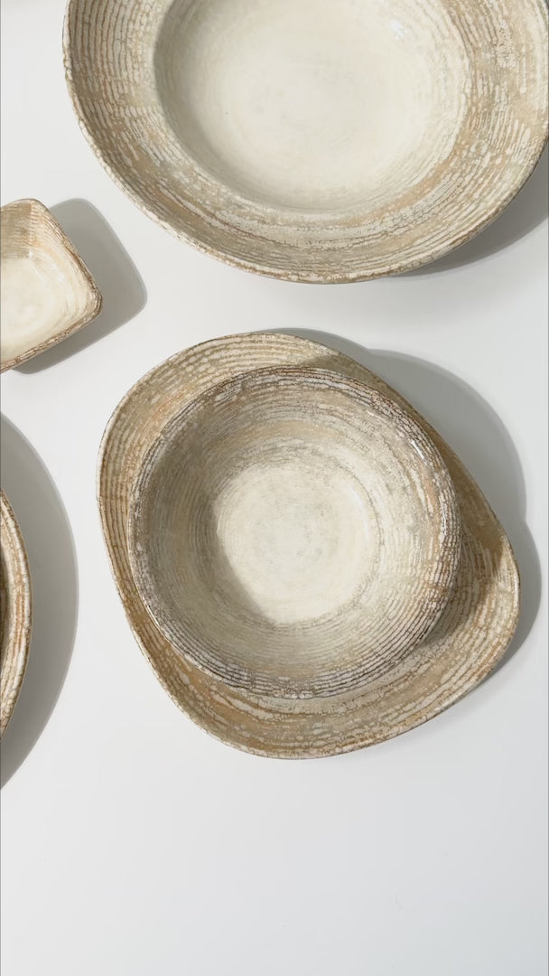 Cargar vídeo: video detalles platos porcelana beige maha