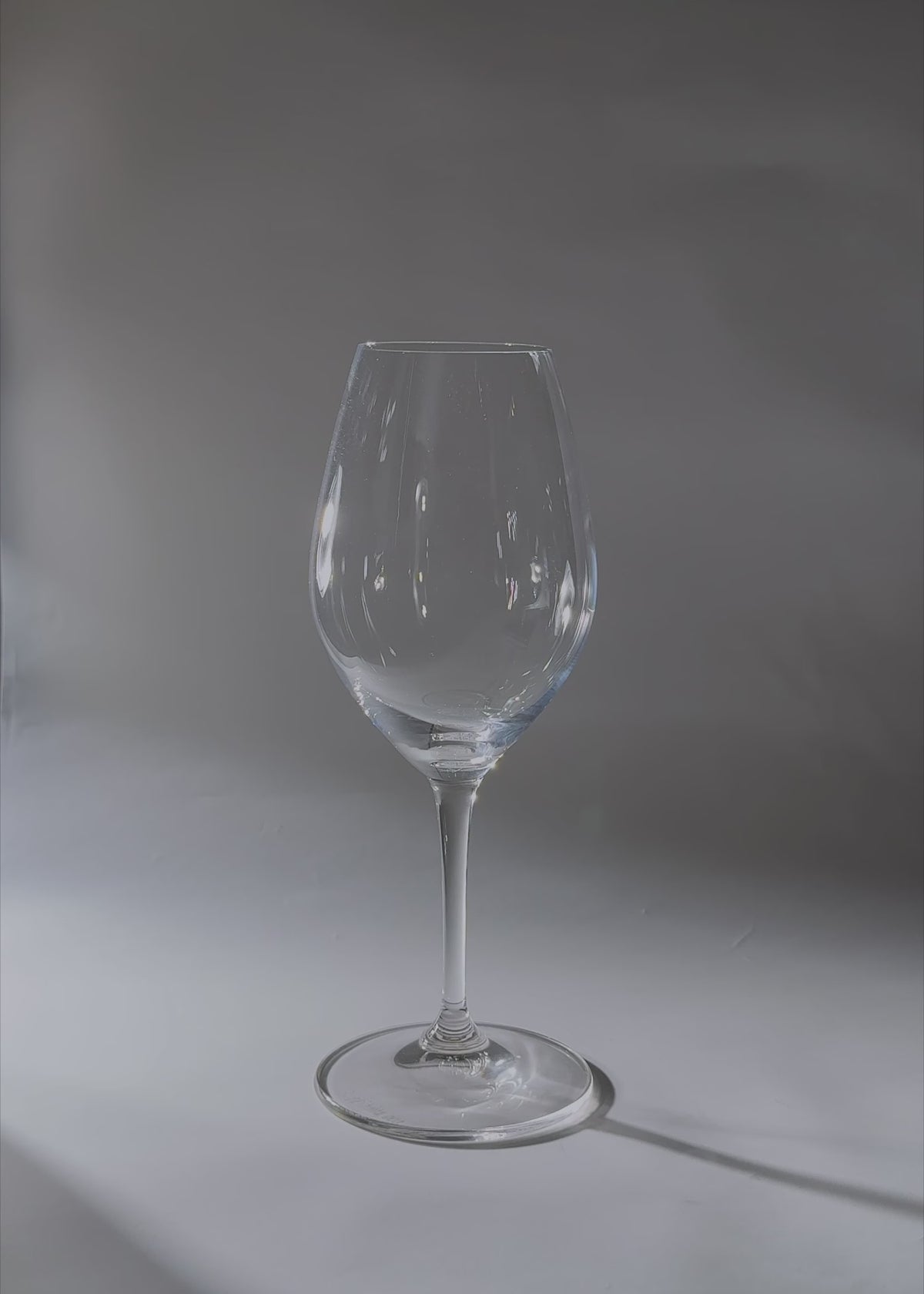 Cargar vídeo: Video de estudio de la copa Wine Friendly Riedel de 440 ml para vino blanco y espumosos.