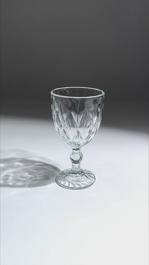 Cargar vídeo: Video de estudio de copa para agua de vidrio transparente Diamond 325 ml.