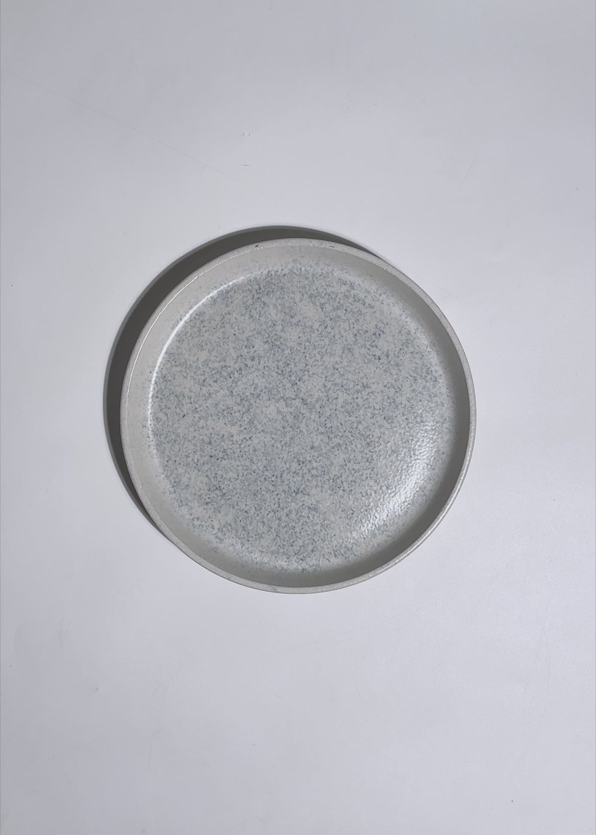 Cargar vídeo: Video de estudio del plato redondo Cuarzo Gris de 20 cm.