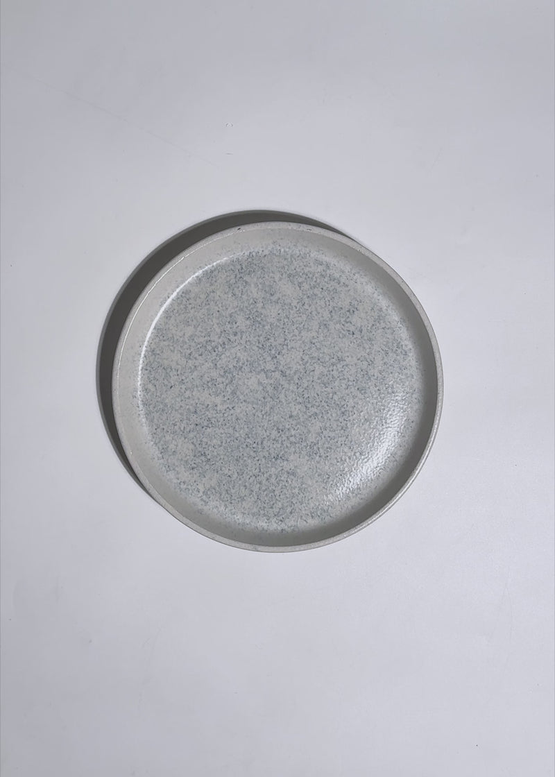 Video de estudio del plato redondo Cuarzo Gris de 20 cm.