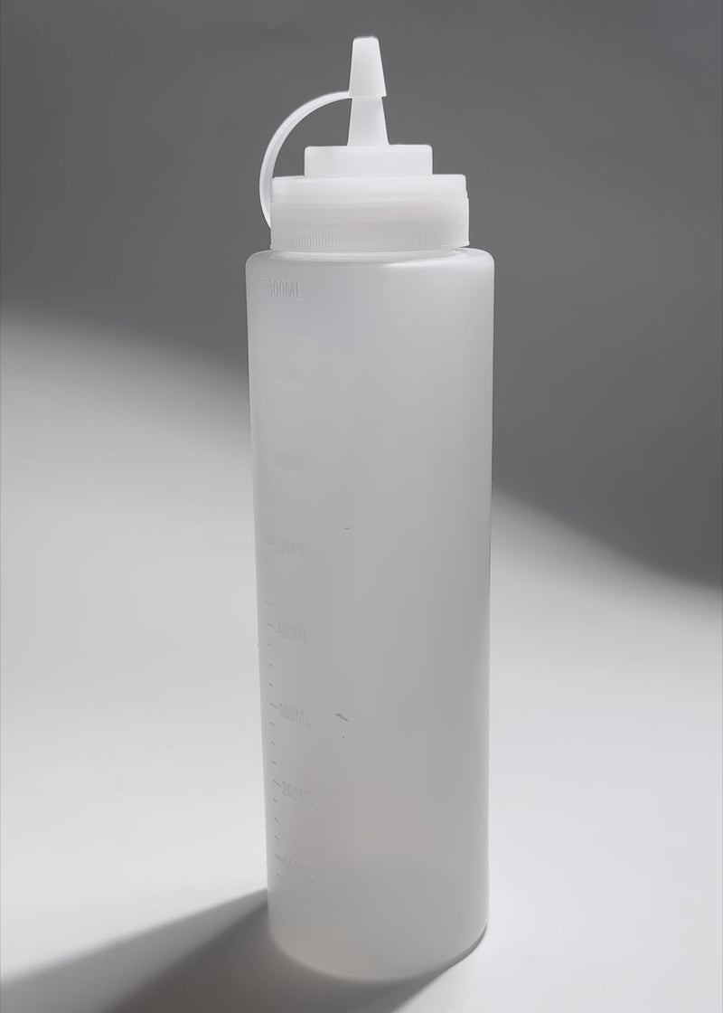 Video de Botella dispensadora de plástico (polietileno) transparente 32 oz para restaurantes, taquerias, pizzerias, food trucks y cocinas profesionales