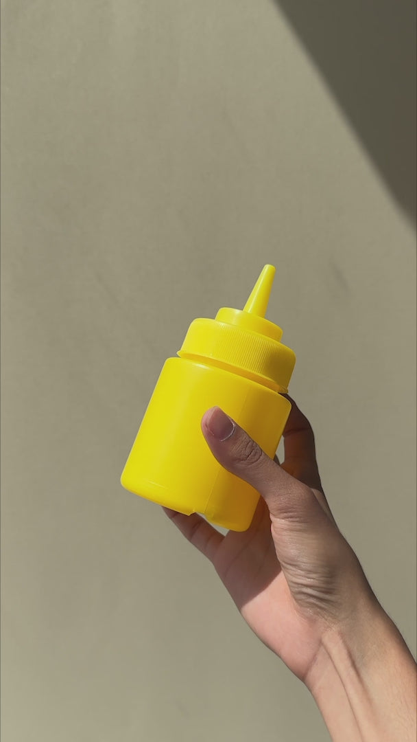 Cargar vídeo: Video de botella dispensadora para aderezos amarilla 8 oz