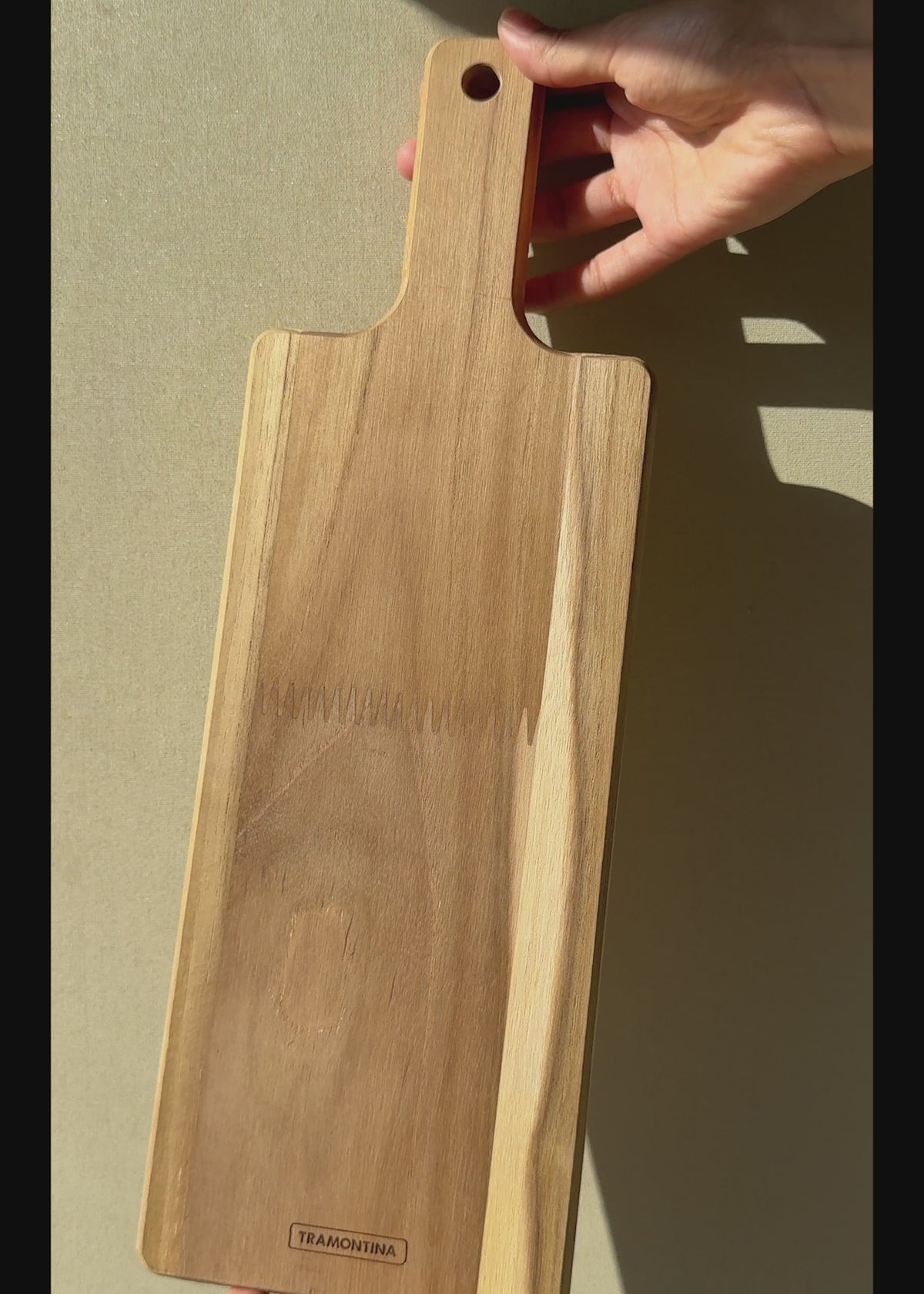 Cargar vídeo: Tabla para servir rectangular de madera con mango 40x13.5 cm — video de producto