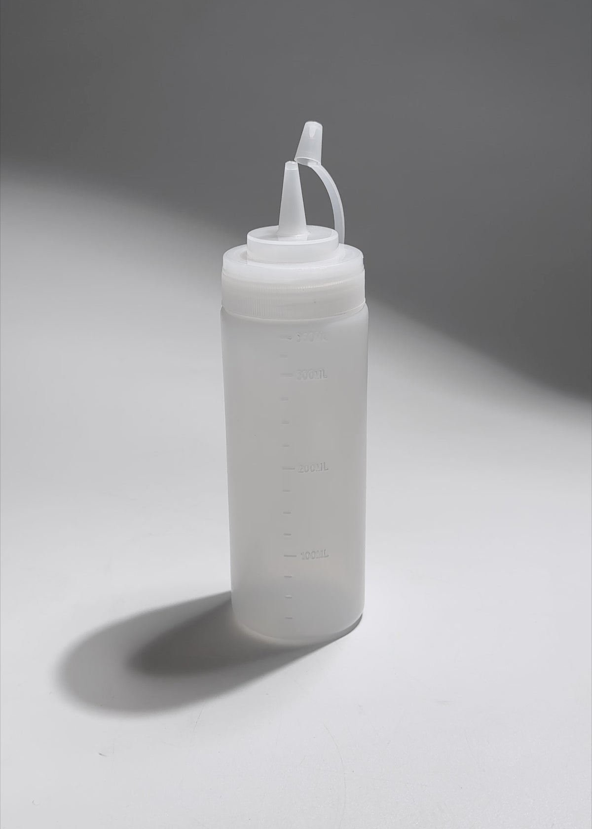 Cargar vídeo: Video de Botella dispensadora de plástico (polietileno) transparente 12 oz para restaurantes, taquerias, pizzerias, food trucks y cocinas profesionales