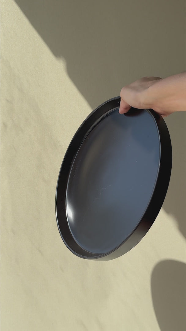 Cargar vídeo: Plato trinche con borde elevado de cerámica premium negro esmalte mate profesional para restaurante y cafeterías Stone Lain Ø 27 cm
