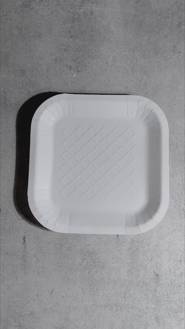 Cargar vídeo: Plato cuadrado desechable resistente blanco de papel (No. 4) para eventos y comida. Alto 1.5 cm, largo 16.7 cm, ancho 17 cm