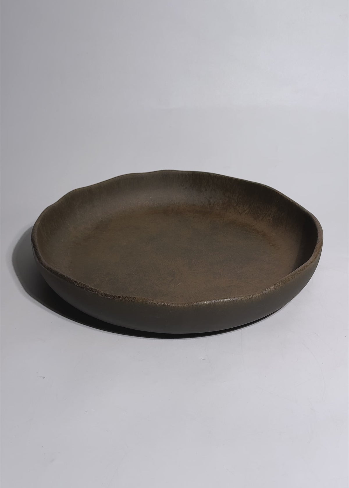 Cargar vídeo: Video de estudio del plato hondo Cresta Bazalith de porcelana café de 25 cm.