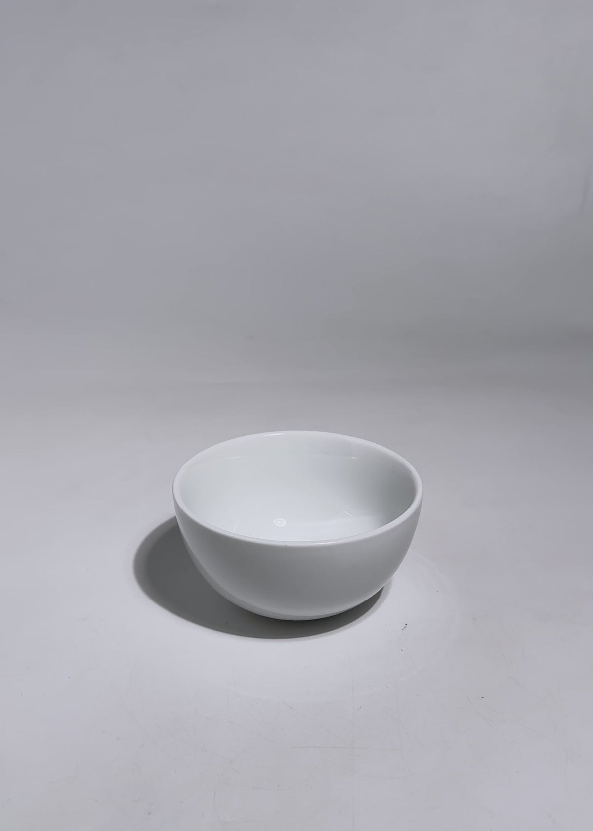 Cargar vídeo: Video de estudio de taza para consomé de porcelana blanca sin asa.