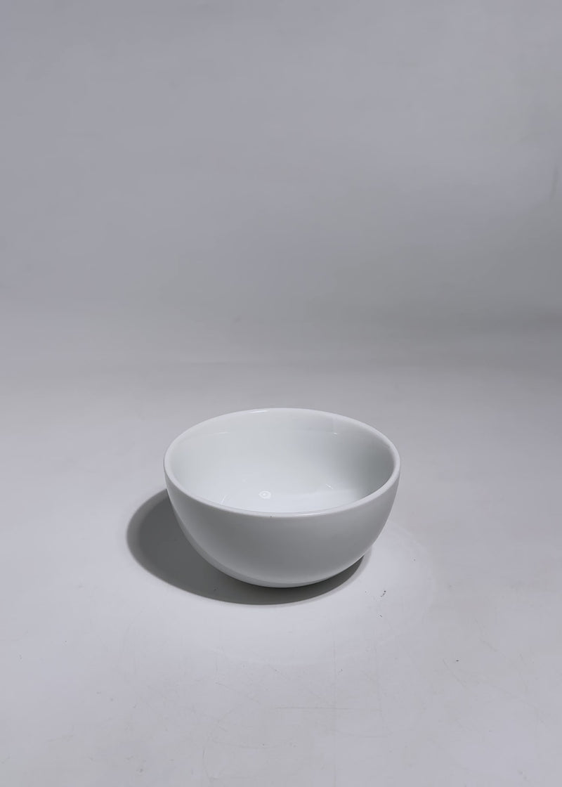 Video de estudio de taza para consomé de porcelana blanca sin asa.