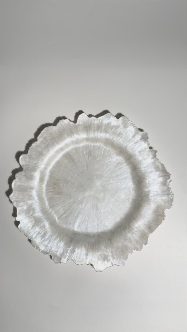 Bajo plato de plástico blanco Lirio Perla 33 cm