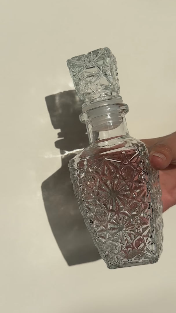 Cargar vídeo: video detalles licorera de vidrio maha