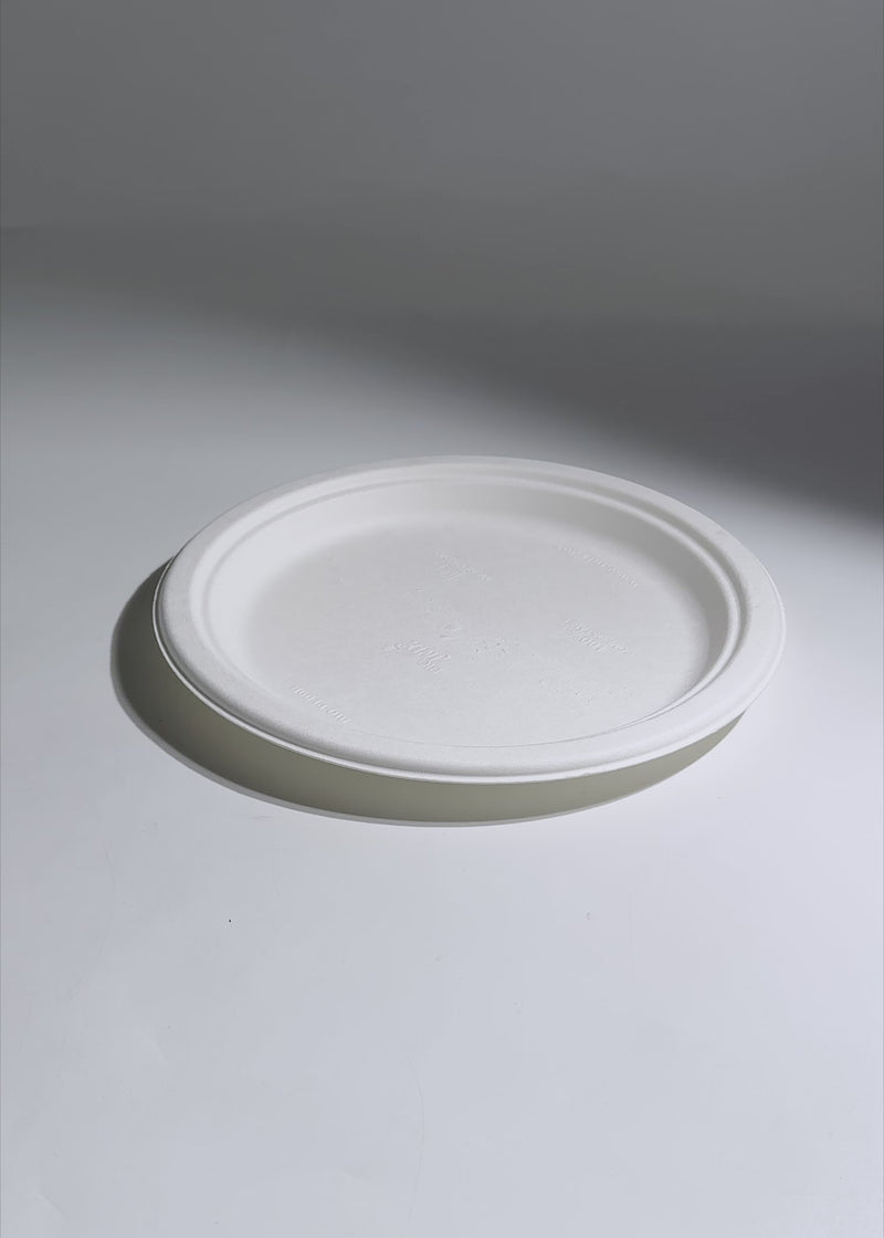 Video de estudio del plato compostable blanco redondo de bagazo de caña y maíz de 22.7 cm.
