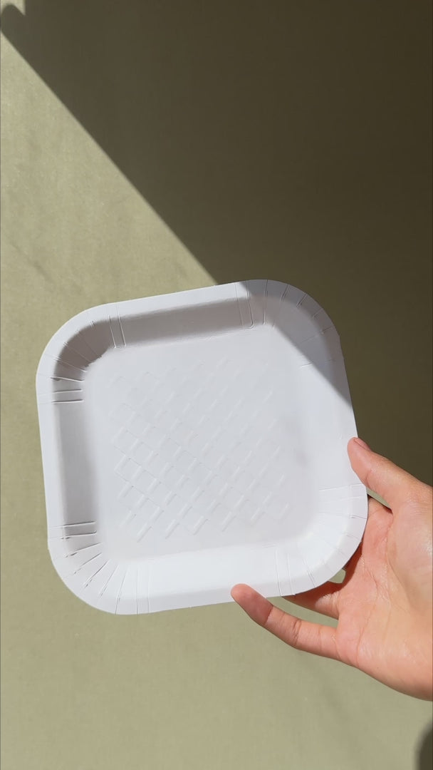 Cargar vídeo: Plato cuadrado desechable resistente blanco de papel (No. 4) para eventos y comida. Alto 1.5 cm, largo 16.7 cm, ancho 17 cm