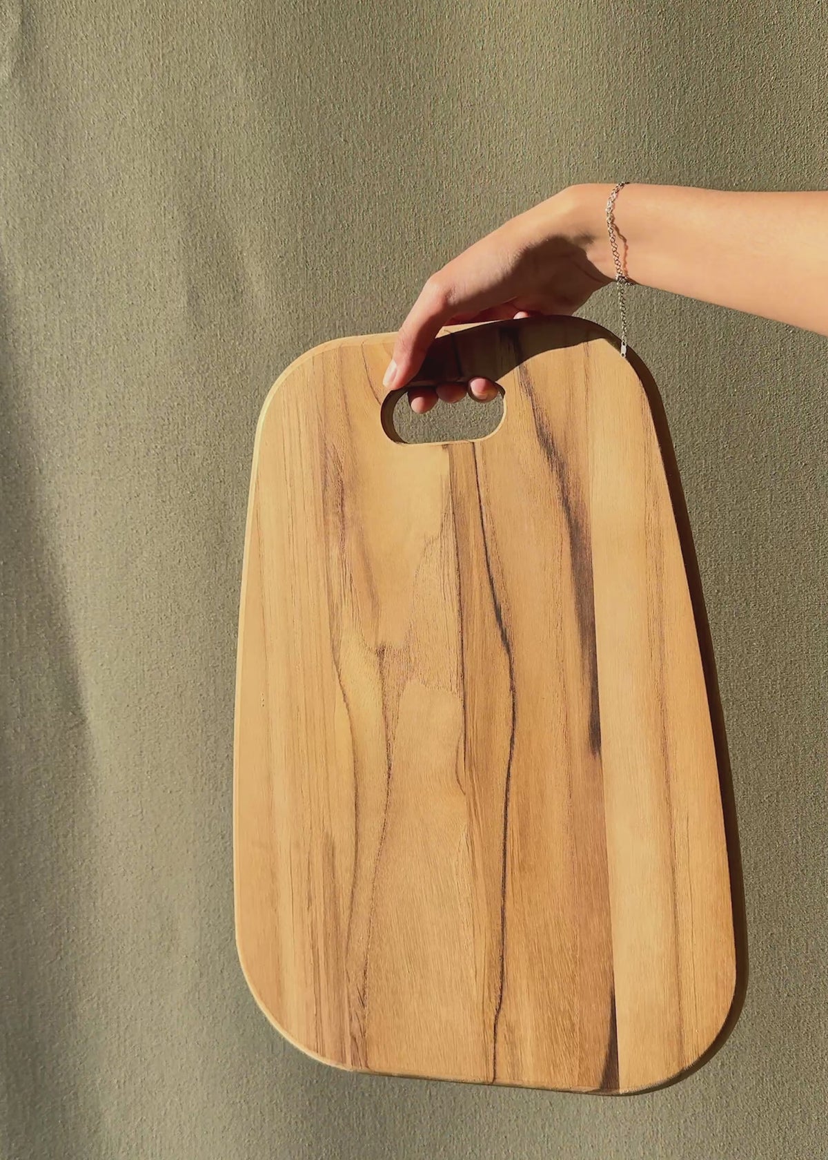 Cargar vídeo: Video con luz natural de la tabla de teca Provence para quesos y embutidos.
