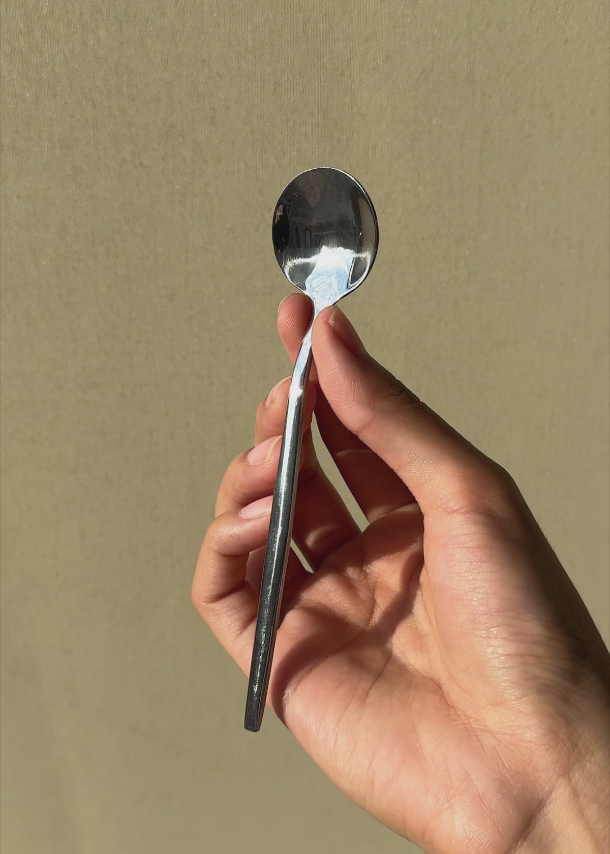 Cargar vídeo: Cuchara para postre de acero inoxidable plata Atenas 13.5 cm
