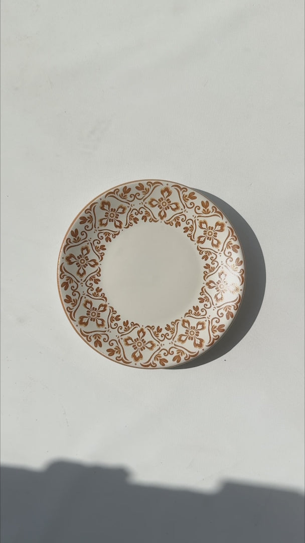 Video de la cenefa floral y borde del plato Regina Talavera Mostaza