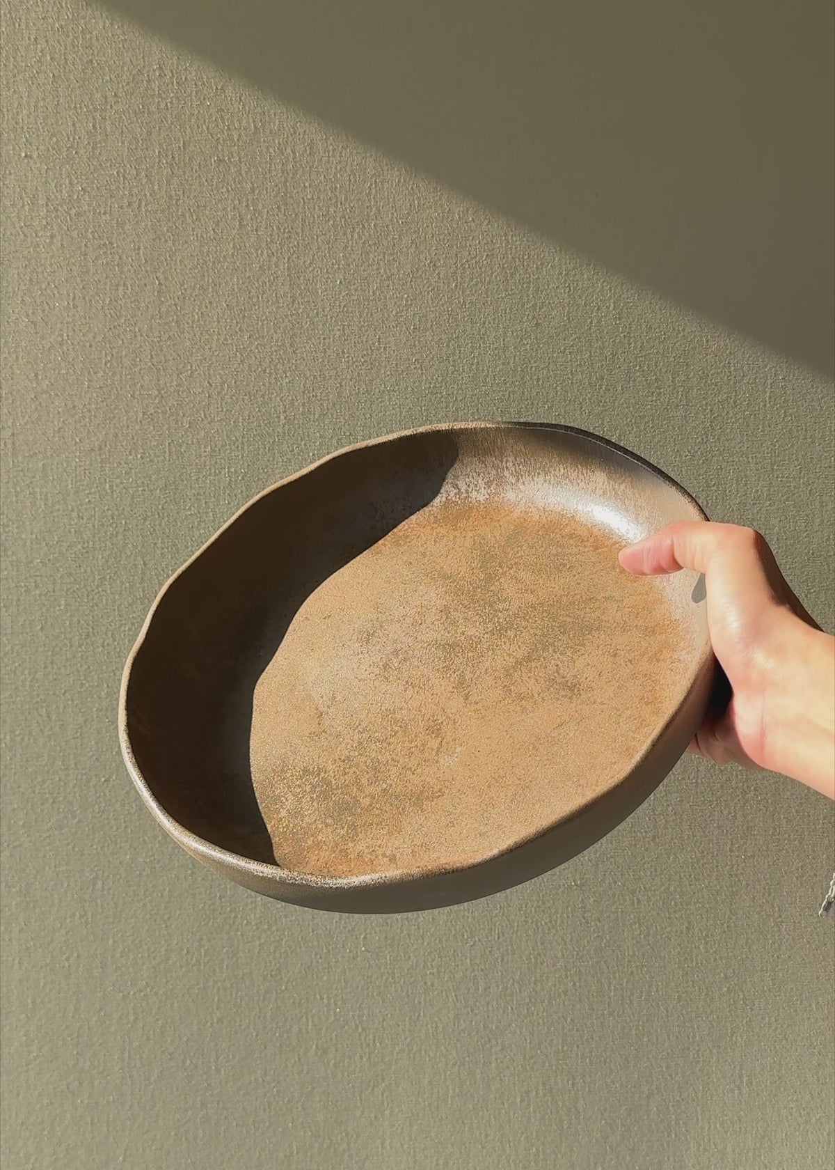 Cargar vídeo: Video en luz natural del plato hondo Bonna Cresta Bazalith café de 870 ml.