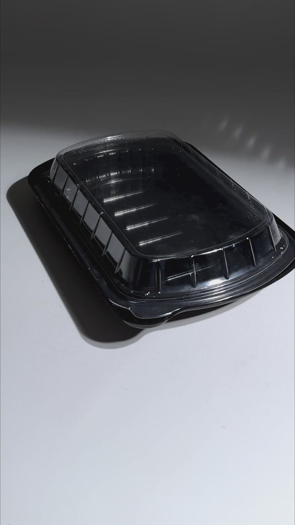 Cargar vídeo: Contenedor domo de plástico (poliestireno) rectangular base negra para alitas 28x18.5x5 cm 800 ml / 27 oz
