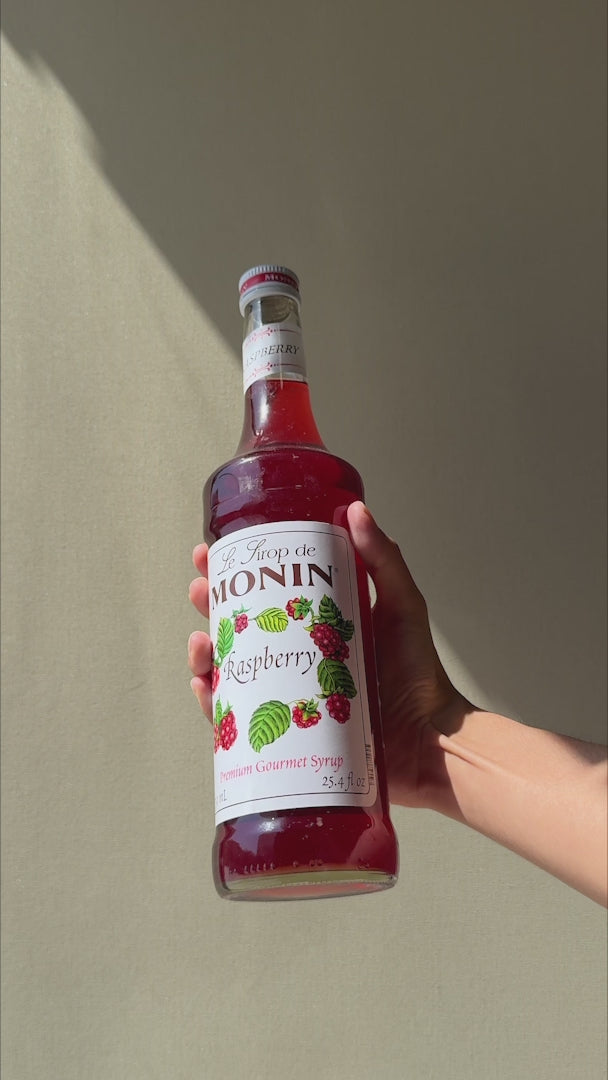 Cargar vídeo: Jarabe de frambuesa botella de vidrio Monin 750 ml