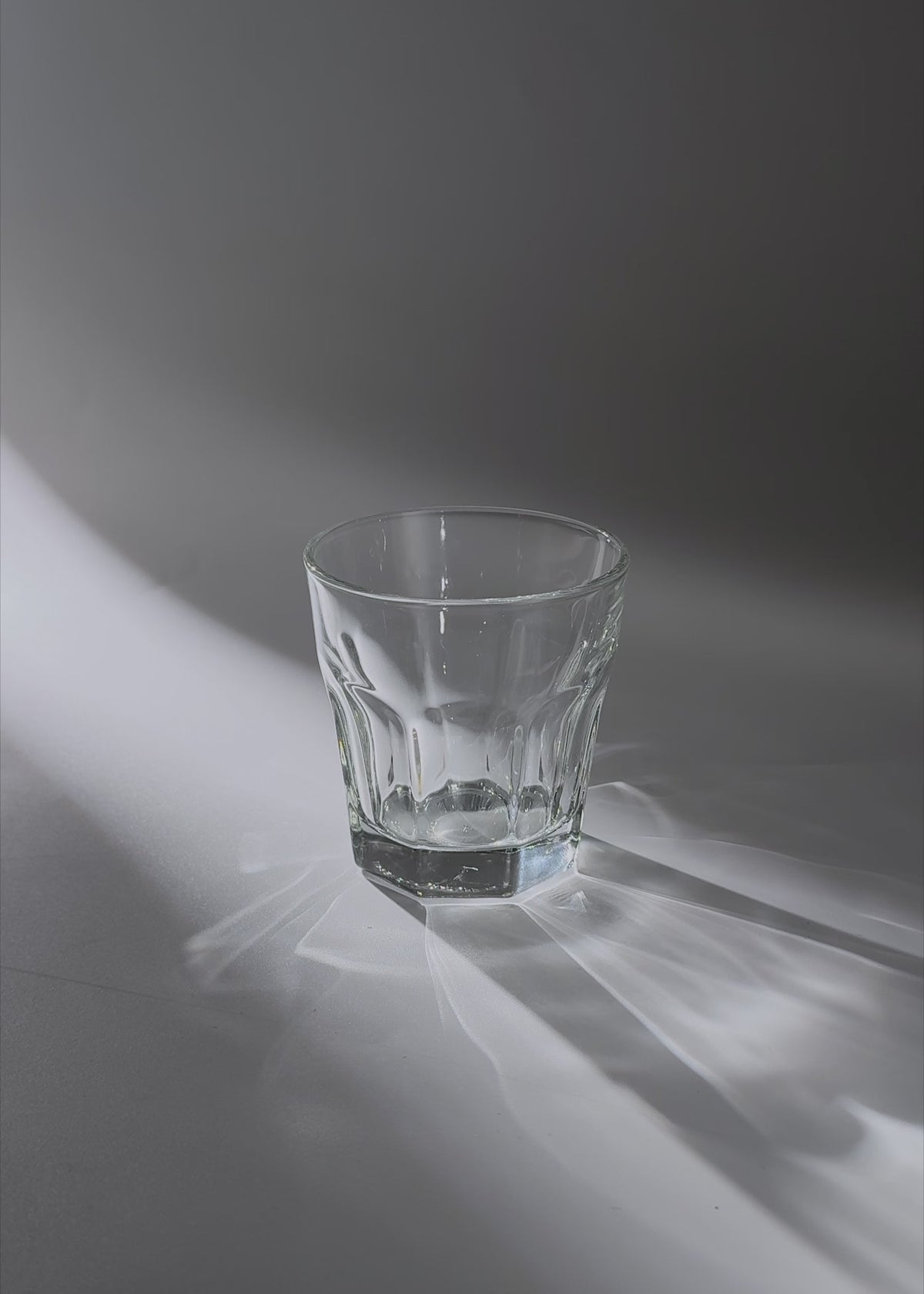 Cargar vídeo: Video de estudio del vaso Old Fashion Gibraltar de vidrio transparente de 207 ml.