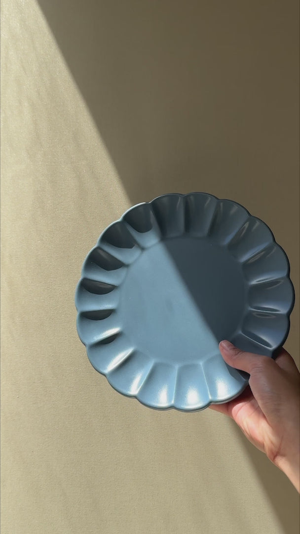 Cargar vídeo: Plato trinche de cerámica premium azul mate Pétalo Ø 22 cm