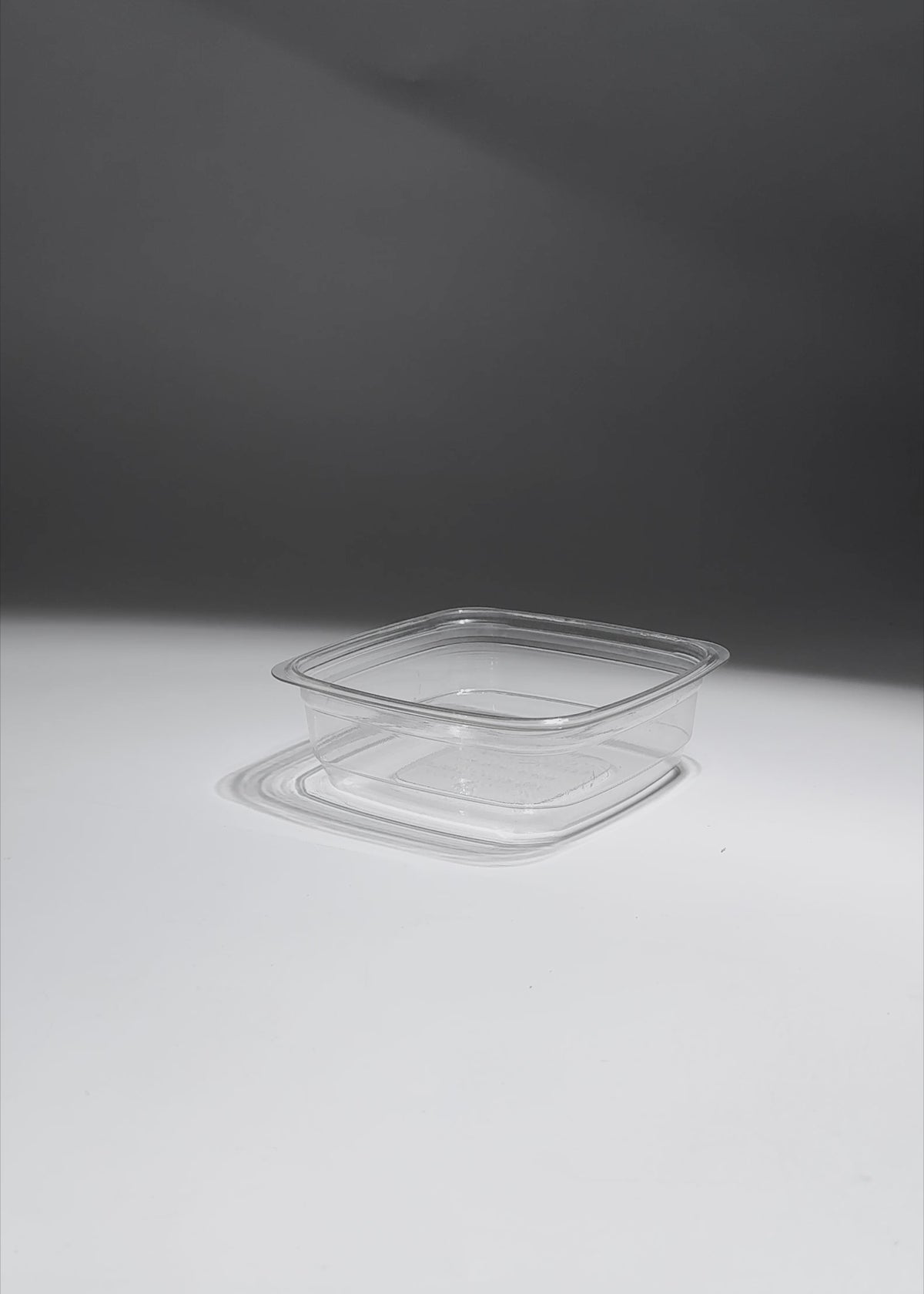 Cargar vídeo: Video de Contenedor cuadrado de pet transparente 11.4x11.4 cm, 8 oz para restaurantes, cafeterias, panaderias, heladerias, dark kitchens y delivery