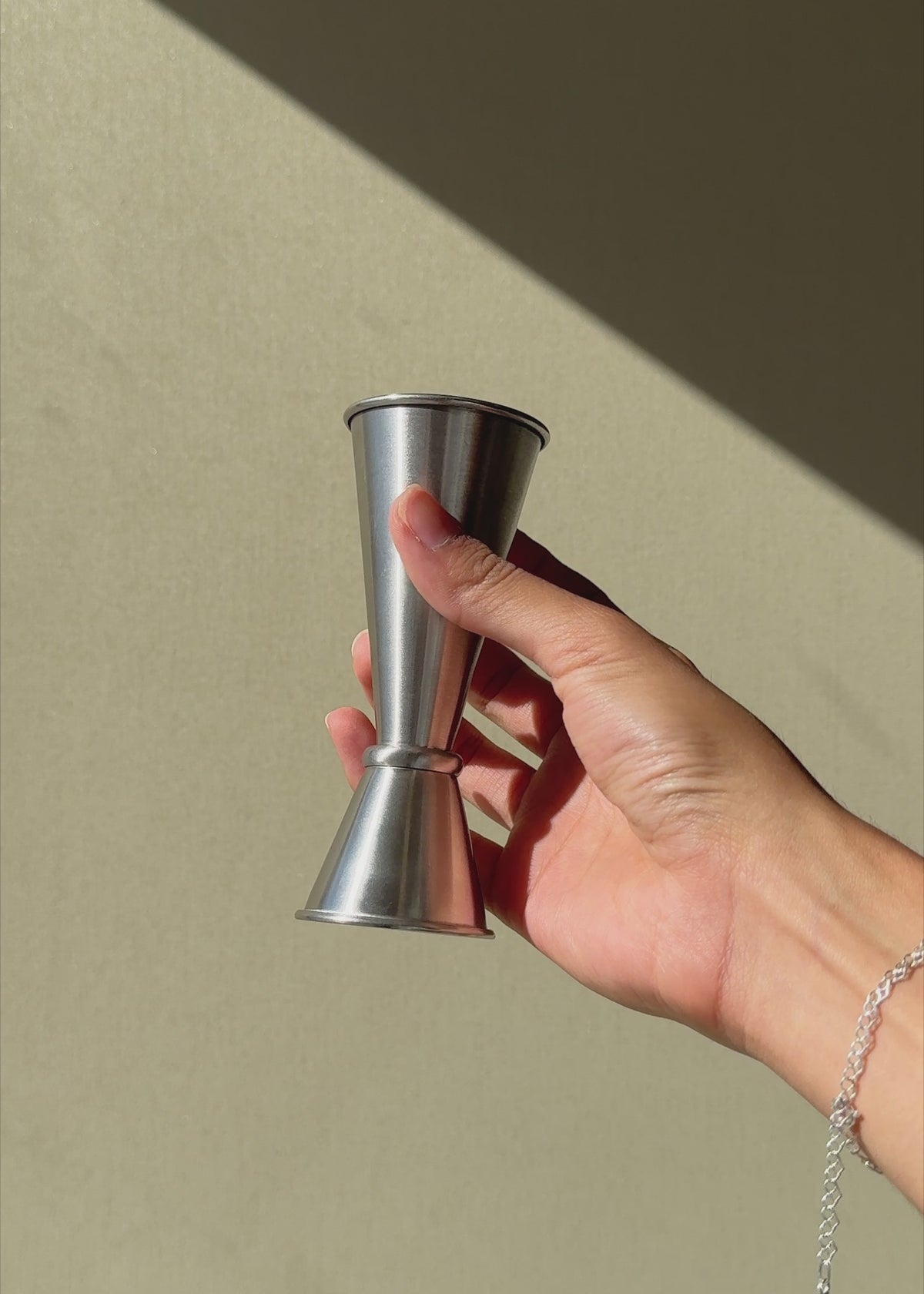 Cargar vídeo: Jigger tipo japones de acero inoxidable satinado plata 30/60 ml