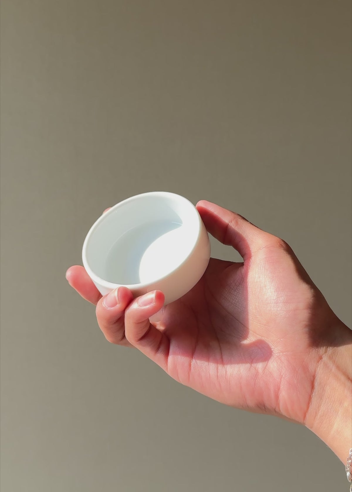 Cargar vídeo: Video con luz natural de platito blanco para salsas y degustaciones.
