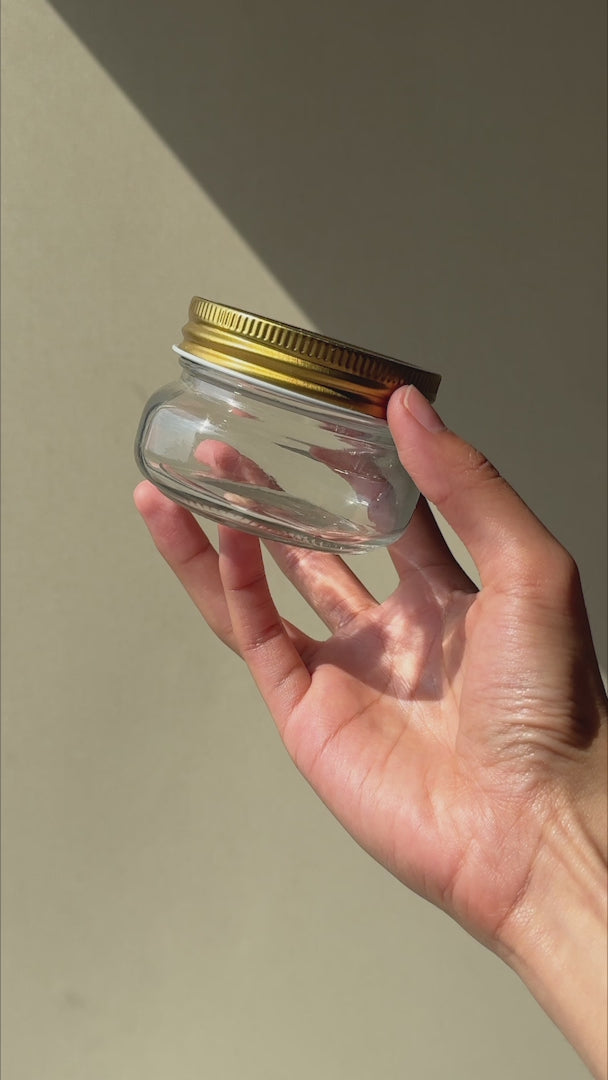 Cargar vídeo: Video del frasco de vidrio con tapa dorada de 150 ml