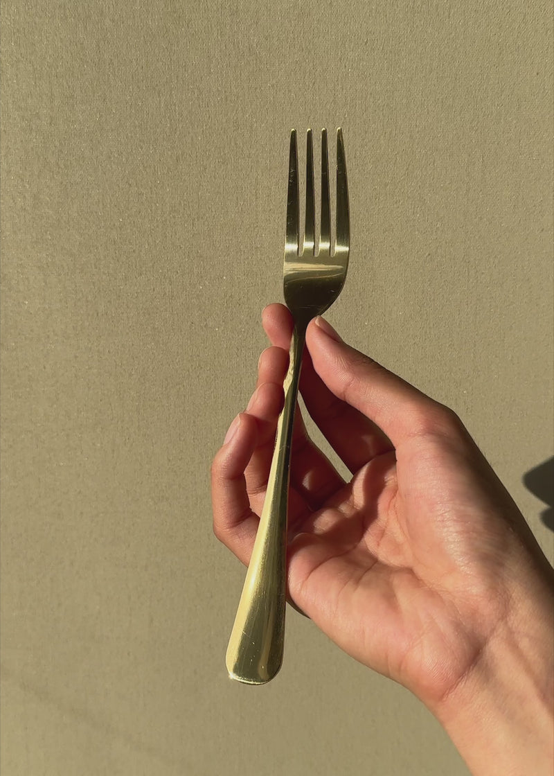 Cubiertos de mesa de acero inoxidable dorado Paulo — video de producto