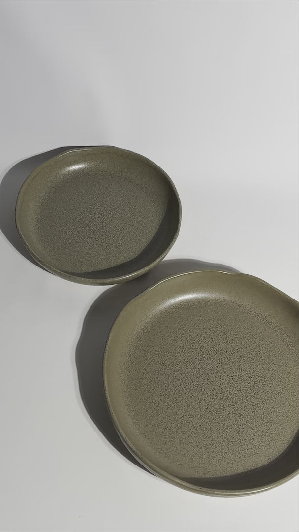 Platos hondos de porcelana verde Cresta Adelfa — video de producto