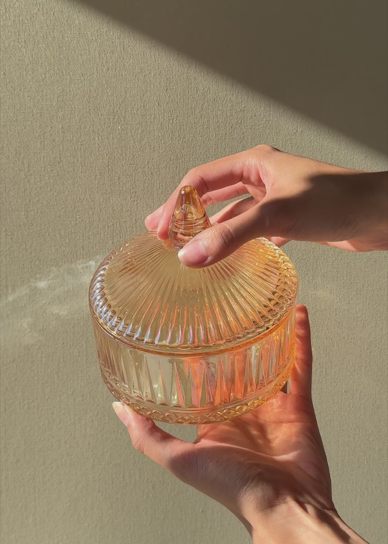 Video en luz natural de la bombonera Elysa de 525 ml que muestra su tapa removible y cristal ámbar.