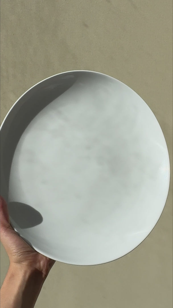 Cargar vídeo: Plato trinche de porcelana blanco redondo personalizado logo doble Messina 30 cm