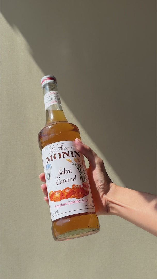 Cargar vídeo: Jarabe de caramelo salado botella de vidrio Monin 750 ml