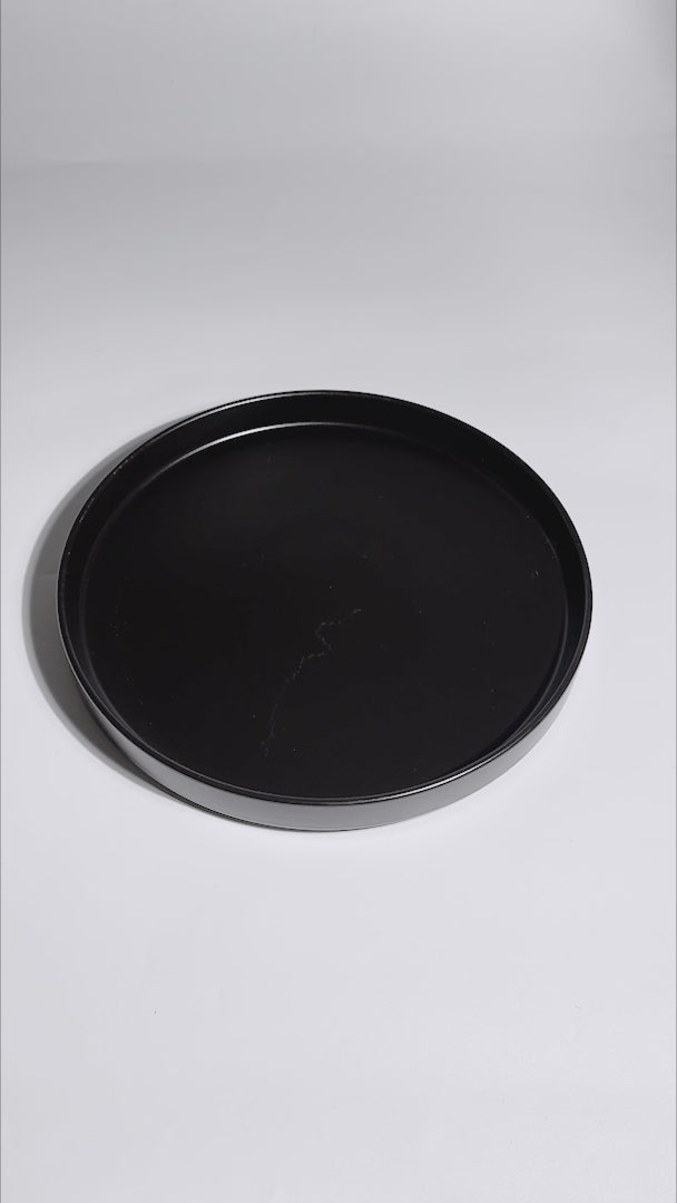 Cargar vídeo: Plato trinche con borde elevado de cerámica premium negro esmalte mate profesional para restaurante y cafeterías Stone Lain Ø 27 cm