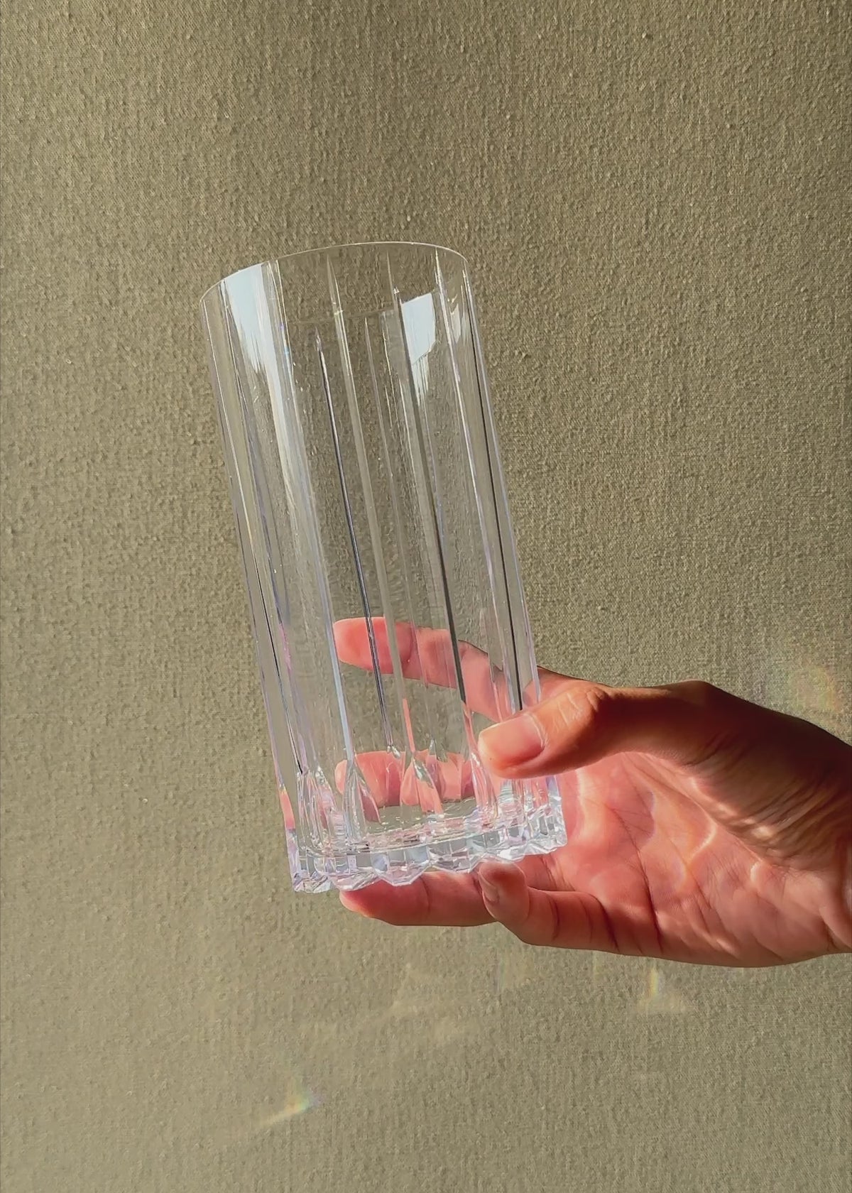 Cargar vídeo: Video con luz natural del vaso highball Resort Riedel de 447 ml.