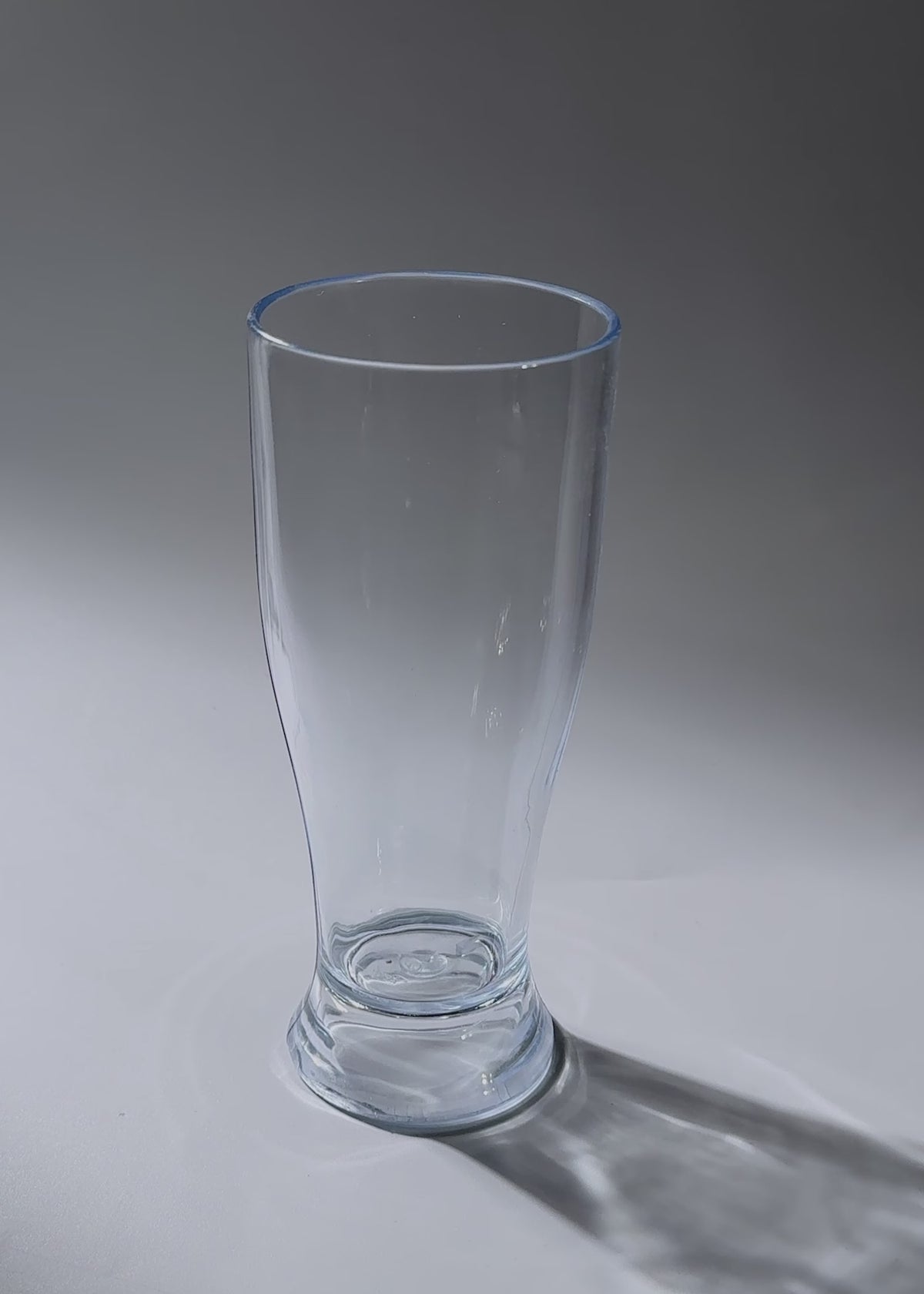 Cargar vídeo: Video de estudio del vaso cervecero de policarbonato transparente tipo Weizen de 325 ml.