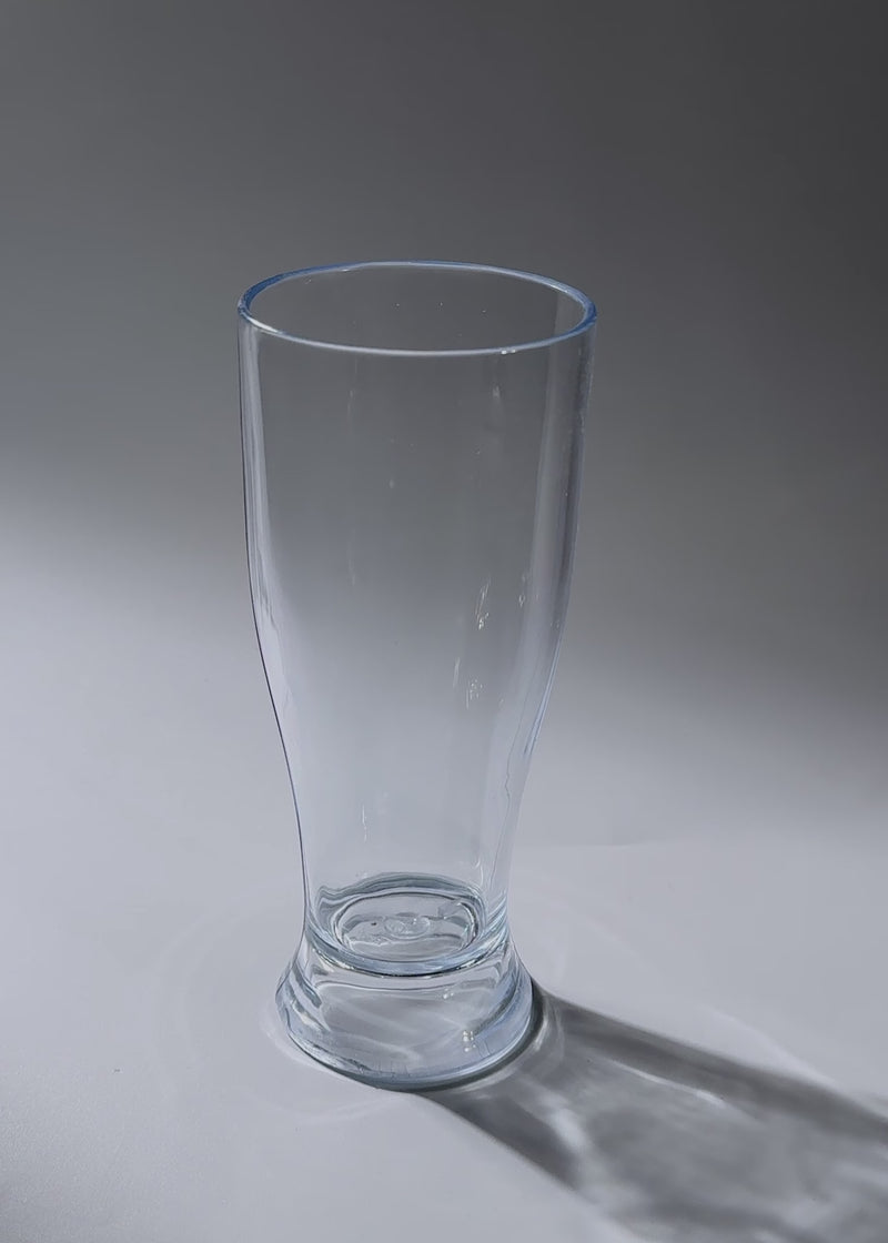 Video de estudio del vaso cervecero de policarbonato transparente tipo Weizen de 325 ml.