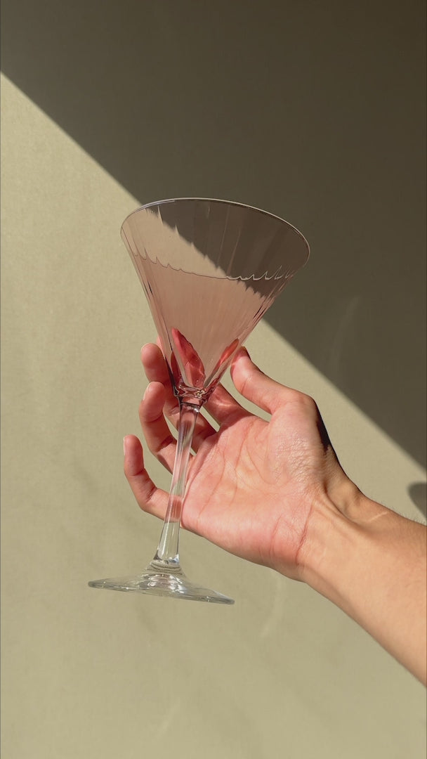 Cargar vídeo: Video de la copa para martini rosa Linear Blush 281 ml