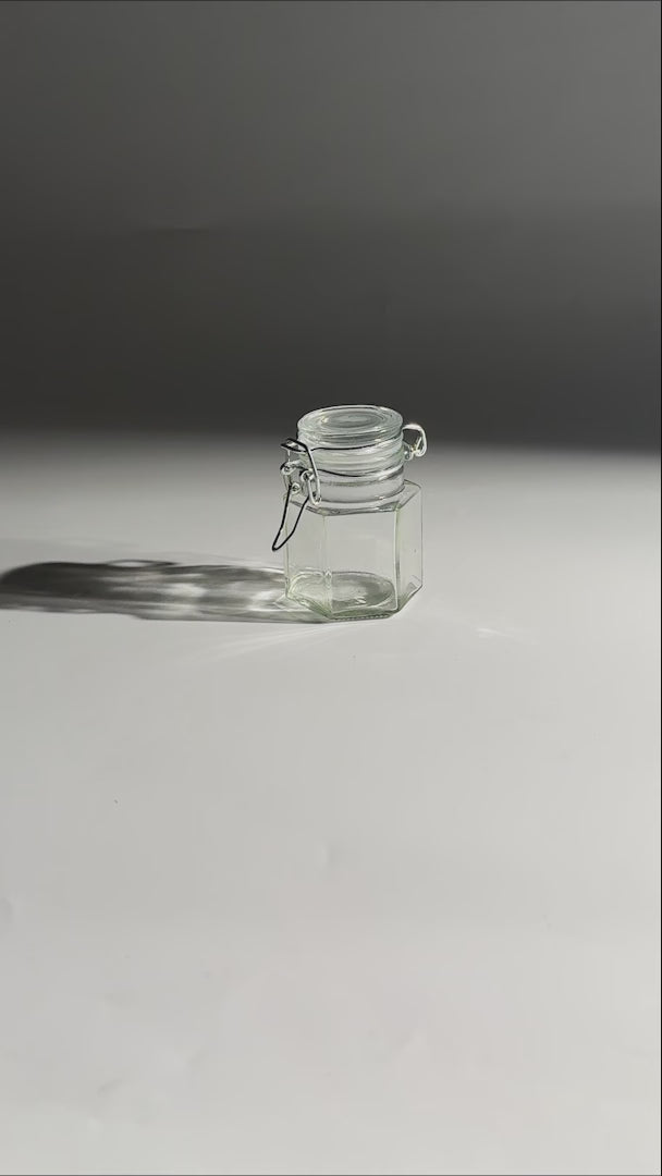 Cargar vídeo: Frasco octagonal especiero de vidrio hermético con tapa clip Brocalito 100 ml