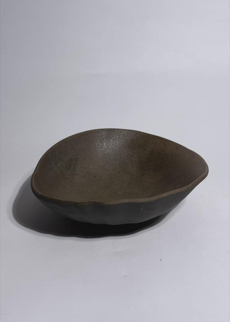 Video de estudio del tazón Cresta Bazalith de porcelana café de 19 cm.
