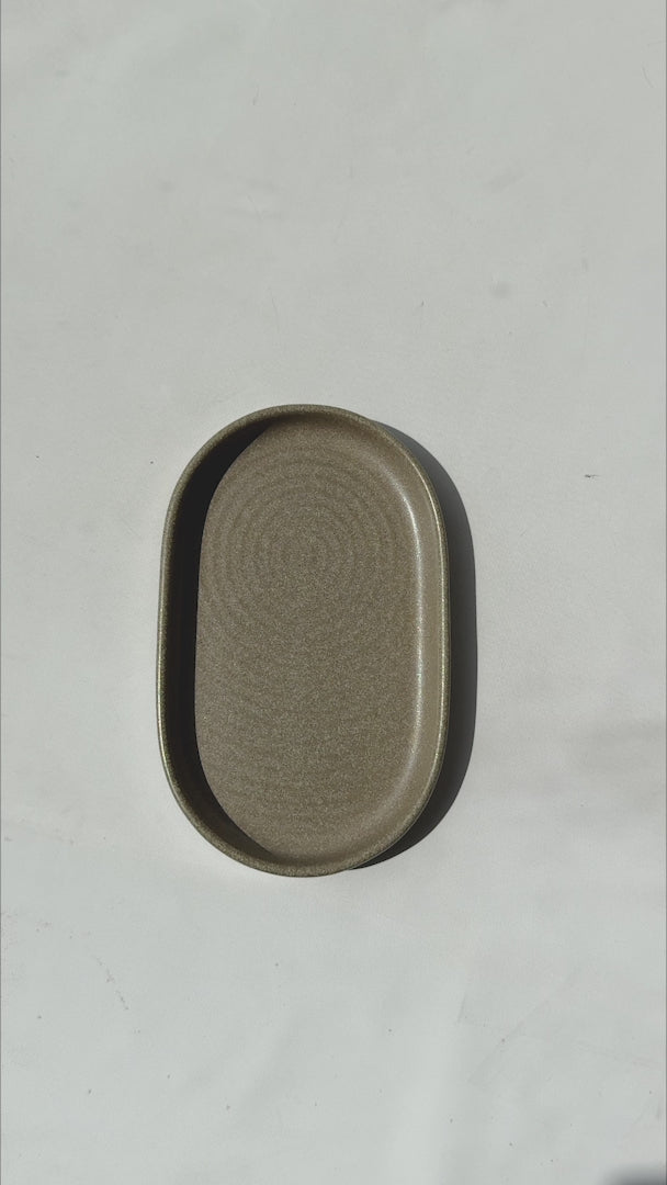 Cargar vídeo: Video del plato ovalado de porcelana Adelfa Ripple 19 × 12 cm