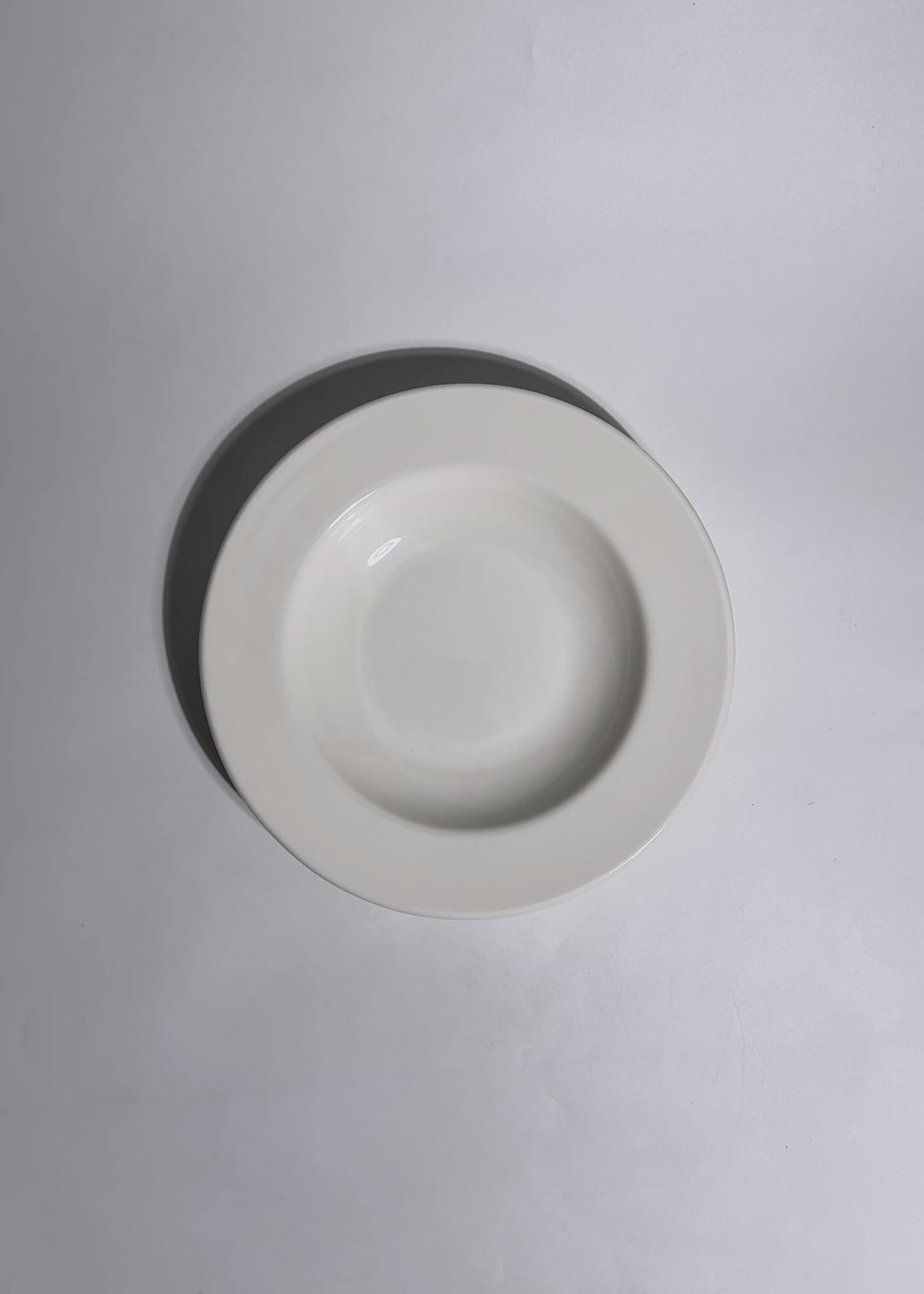 Cargar vídeo: Video de uso de plato hondo blanco Banquet para restaurante