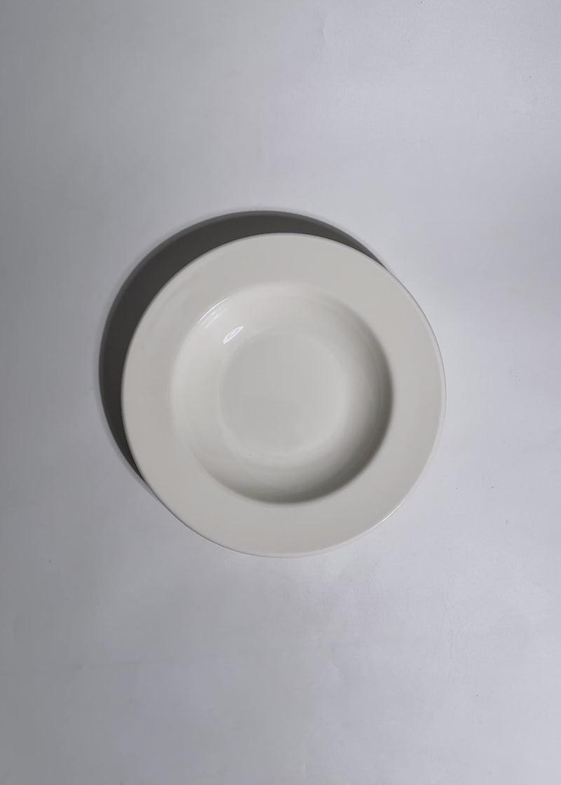 Video de uso de plato hondo blanco Banquet para restaurante