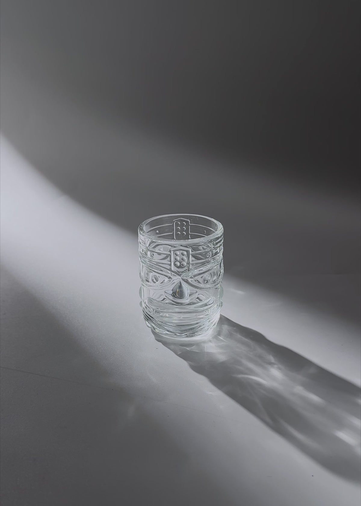 Cargar vídeo: Video de estudio del tequilero Tiki de vidrio transparente de 60 ml para tequila y mezcal.